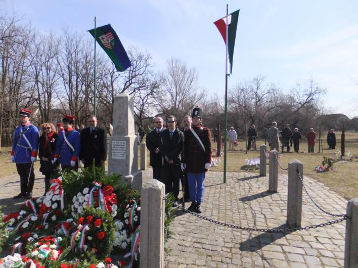 Hangsúlyozta ugyanakkor, hogy "Orbán Viktor folyamatosan jelzi békülési szándékát Büsszelnek, mert a vita mérséklődésére számít", ami közelebb hozná az országot az uniós és IMF-hitelekhez.