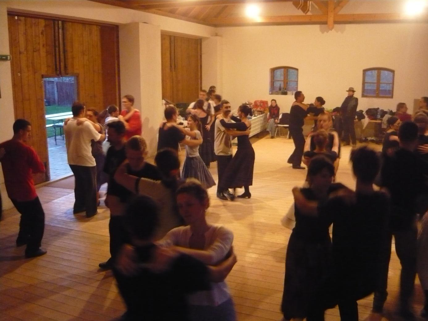 Páros táncképzés Magyarpolányban Kedves felnőtt néptáncosok!