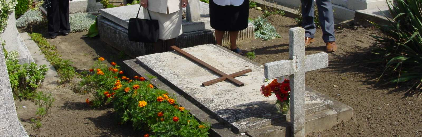 Az elhunyt pedagógusok sírjára