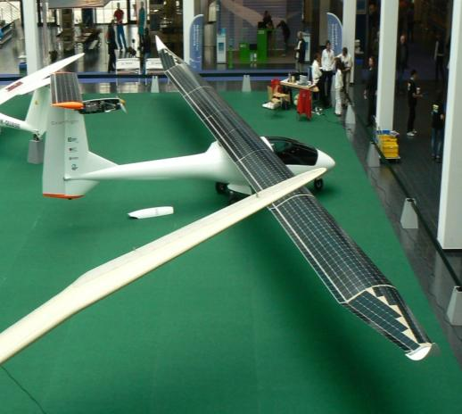 6. ábra. A berlini légikiállításon bemutatott E-FAN 10 A 2013-as Friedrichshafen-ben megrendezett kisgépes repülőkiállítás a napelemes repülőgépek terén is újat hozott.