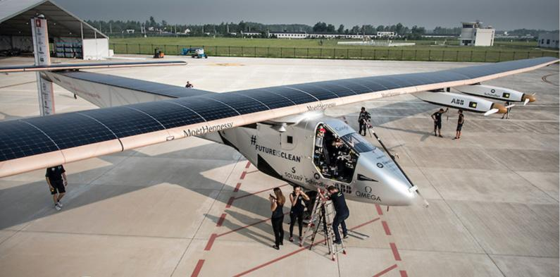 törzs- és a farokrészben pedig az akkumulátorok. A 25 kw-os (34 LE) elektromotor önálló felszállásra és emelkedésre teszi képessé a 280 kg üres tömegű gépet. [8.] 8. ábra. A Solar Impulse 2 [9.