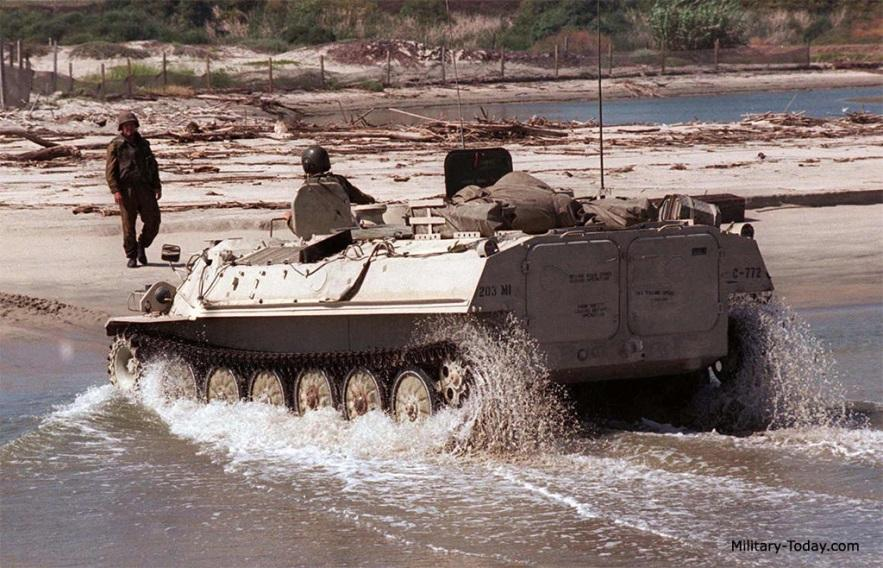 33. ábra. BTR-80 páncélozott jármű vízsugárhajtóműve működés közben.