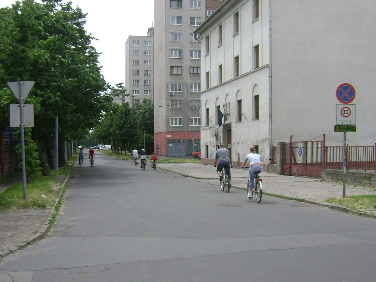 Gyalgs és kerékpárs övezet (zóna) kialakítása (KRESZ 13..): útjai a gyalgsk és a kerékpársk közlekedésére szlgálnak, egyéb járm közlekedése az övezetben tils, illetve krlátztt.