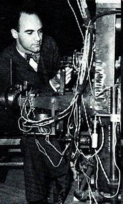 Pozitronfelfedezése, 1932 CarlDavidAnderson(Nobel-díj: 1936): ködkamra ólomlemezen áthaladó kozmikus sugárzás 1300 db fénykép, 15 pozitív track mágneses tér proton kizárható(pb lemez)