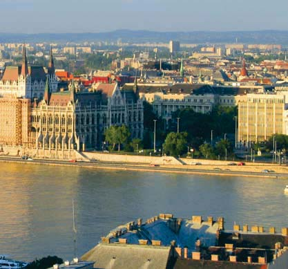 Transfer in die Stadt Come arrivare in città 19 Getting into the city W hether you arrive to Budapest by plane or train, the Budapest Card will help