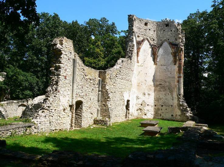 is használták kõbányaként a kolostor területét. Csak Rómer Flóris a magyar régészet atyja erélyes fellépése akadályozta meg 1860 körül a további pusztulást. 2.