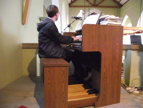 A 10-es misén az új orgona a templom klasszikus kórusát kísérte, akik Kodály Zoltán Magyar mise című művét énekelték.