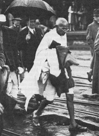 Mahatma Gandhi in London, 1931 a) Definieren Sie, mit welchen Mitteln Gandhi Indiens Unabhängigkeit erreichen wollte!... b) Stellen Sie fest, wie Gandhis Kleidung sein Glaubensbekenntnis widerspiegelte!