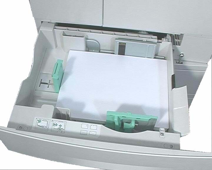 Papír betöltése a papírtálcába 1 Nyissa ki a papírtálcát, és helyezze be a papírt a tálcába. A maximális szintet jelző vonal fölé NE töltsön papírt.