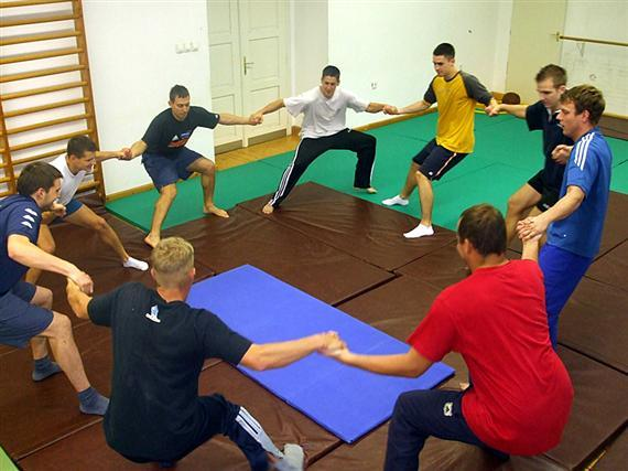 A küzdősportokat, küzdőjátékokat előkészítő képességfejlesztő feladatok feladata hason maradni és megakadályozni, hogy a társ leszorítástechnikát fogjon be rajta.