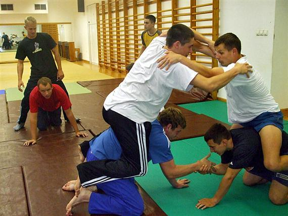 A küzdősportokat, küzdőjátékokat előkészítő képességfejlesztő feladatok A játékosok számától függően érdemes előre kijelölt játékterületet használni, hiszen így megszokják a küzdőtér nagyságát,