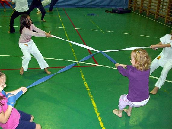 A küzdősportokat, küzdőjátékokat előkészítő képességfejlesztő feladatok Szabályok: Tilos ütni, rúgni!