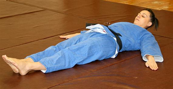 Judo gyakorlati segédanyag 3. A hátra esés véghelyzetét kétféleképpen is végre lehet hajtani. Itt mind a két lehetőséget bemutatjuk, azonban érdemes következetesen csak az egyik félét tanítani.