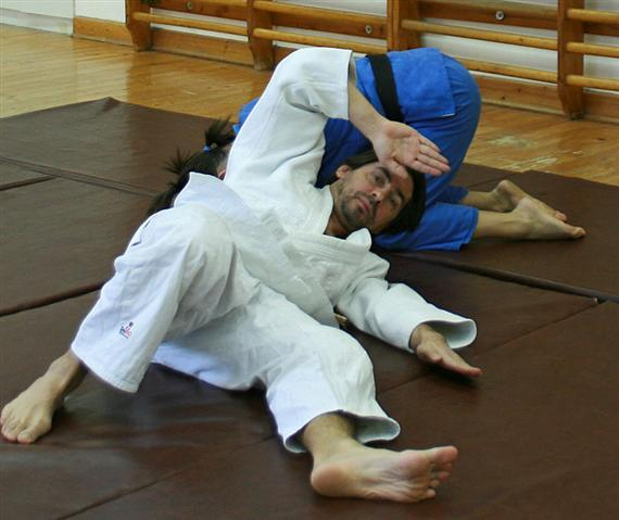 Judo gyakorlati segédanyag A leggyakoribb hibák: A tompítófelület nem megfelelő kialakításához kapcsolódó hibák: Nem lefelé néző tenyérrel, hanem kézéllel tompít a tanuló.