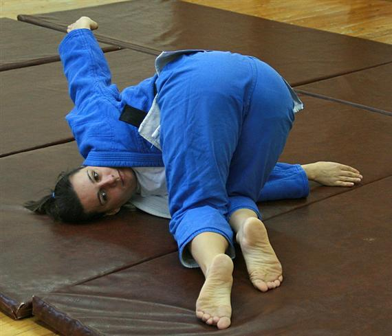 Judo gyakorlati segédanyag 4. A tanulók ezután már átgördülnek hátra, először érkezhetnek térdelő ülésbe, majd féltérdelésbe, guggolásba.