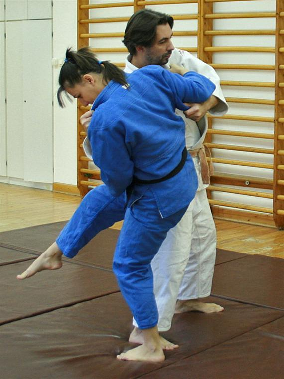 Judo gyakorlati segédanyag Eközben a védőt kimozdítja egyensúlyi helyzetéből úgy, hogy az testsúlyát a támadott lábára helyezze.