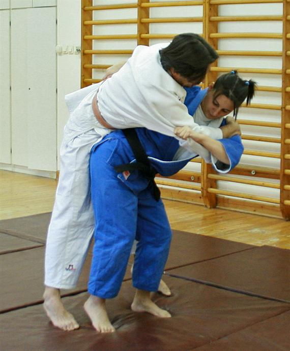 Judo gyakorlati segédanyag Ezután a társat már elemeljük a talajról úgy, hogy a támadó a jobb csípőjét kissé kibillenti, s erre, illetve a nagy farizomra veszi fel a védőt úgy, hogy kis törzsdöntést