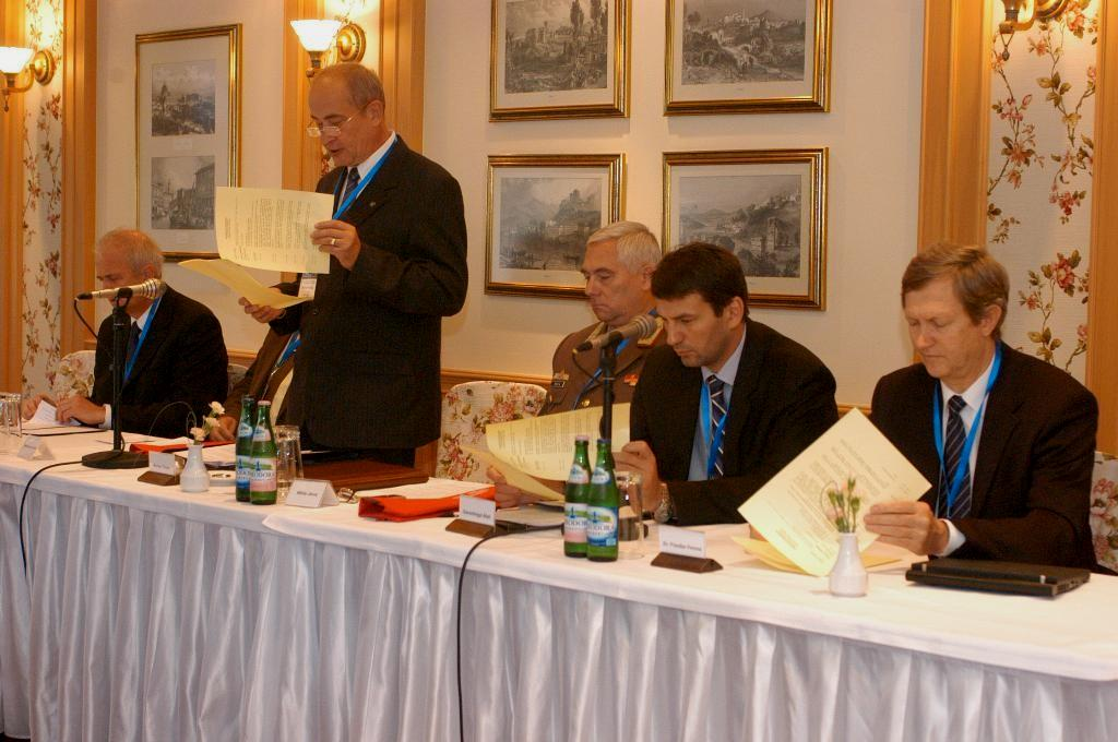A konferencia nyitó elnöksége:balról-jobbra: Dr Rédey Ákos