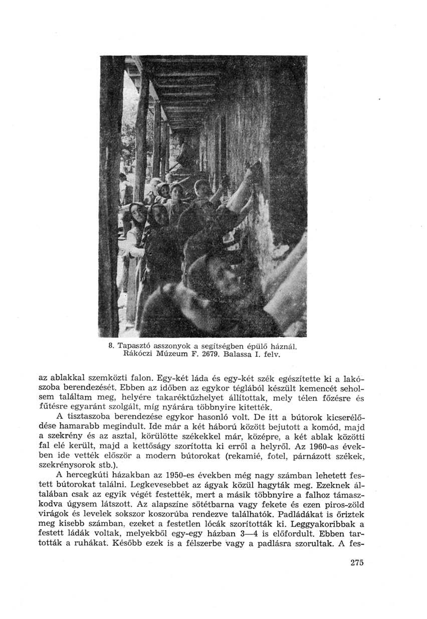 8. Tapasztó asszonyok a segítségben épülő háznál. Rákóczi Múzeum F. 2679. Balassa I. felv. az ablakkal szemközti falon. Egy-két láda és egy-két szék egészítette ki a lakószoba berendezését.