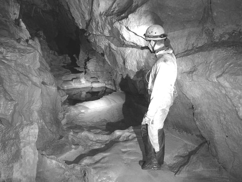 2. ábra: Száraz lábbal a Béke-barlangban 1800 méternél (2015, Fotó: Dr. Ambrus Gergely) Fig. 2.