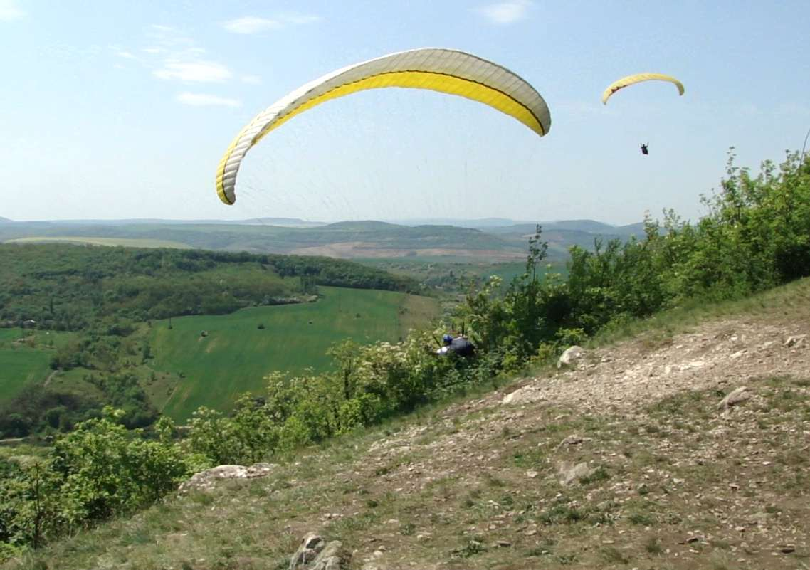 Starthelyek Lt. 52/A Vhr. 22. (1) Légijárművel fel- és leszállni a (2) bekezdésben foglalt kivétellel repülőtéren vagy leszállóhelyen szabad.