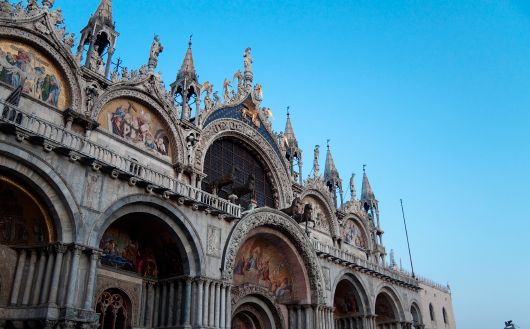 Szent Márk bazilika A Szent Márk bazilika (Basilica di San Marco) Velence leghíresebb temploma, és a város egyedi, olasz-bizánci építészetének legismertebb példája.