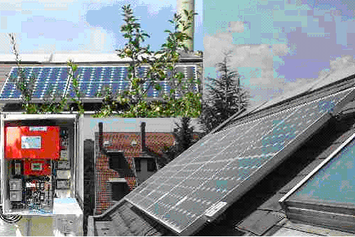 13. ábra A Solart-System Kft egyik 1 fázisú 230 V os kváziautonóm napelemes áramforrása 3. Villamos hálózattal rendelkező fogyasztók napelemes áramforrásai.
