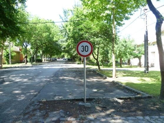 33. Deák Ferenc utca Hajnal utca kereszteződése Megállapítások: A kereszteződésben 4 db közlekedési jelzőtábla került kihelyezésre. A 2.