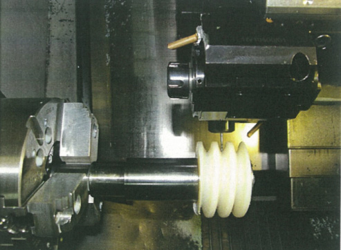 Különleges csigahajtások egy korserű technológiája 3. Gyakorlati megvalósítások A testcsigákat egy S.C. DRKR típusú CNC veérlésű megmunkáló köponton gyártottuk le (8. ábra).