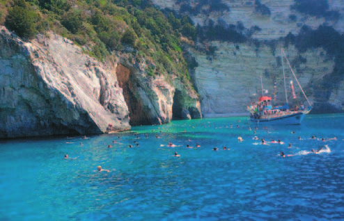 Következő állomásunk Meganissi, ahol láthatjuk Görögország második legnagyobb tengeri barlangját, a SKORPIOS-SZIGET Papanikolist.