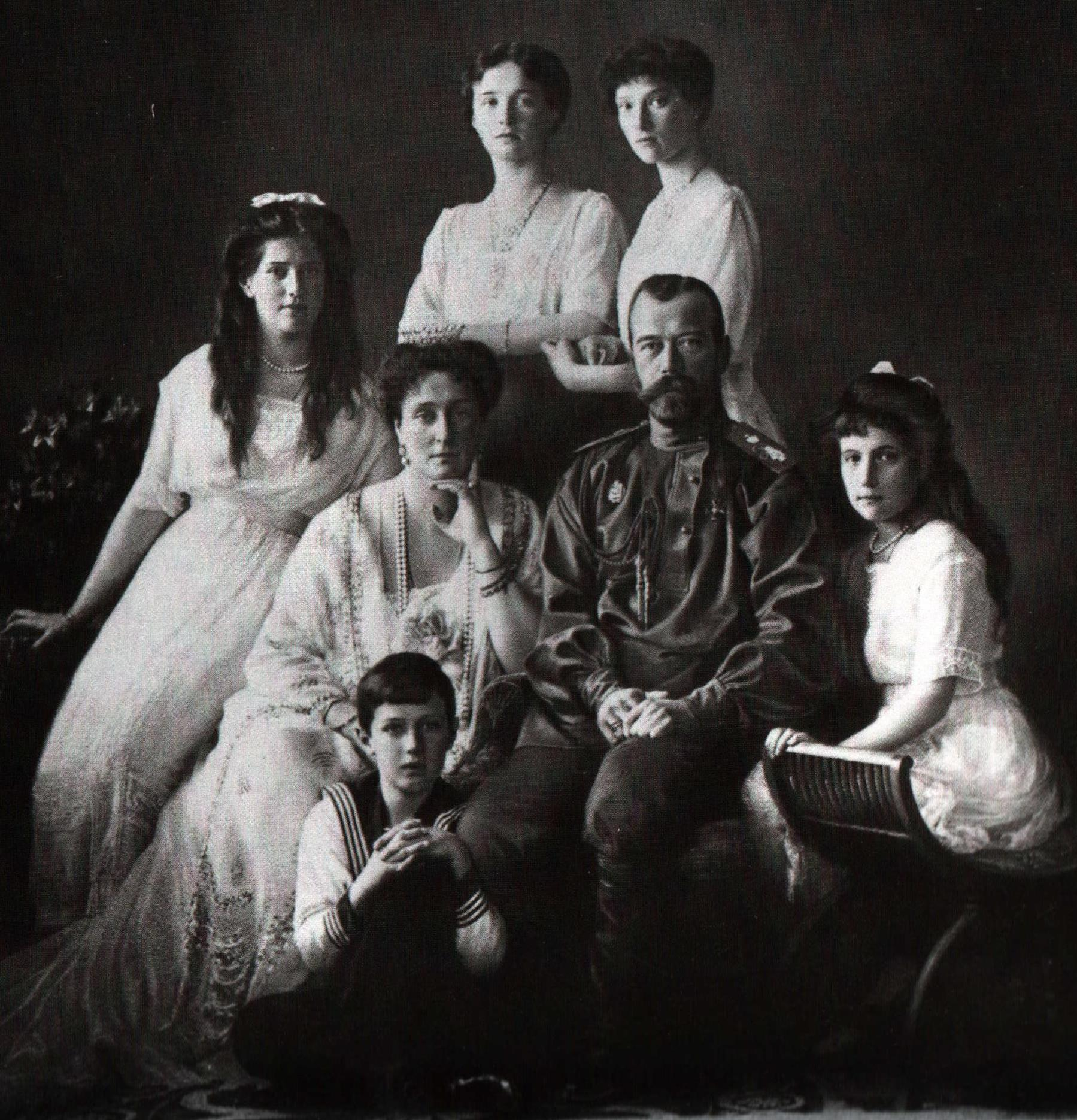 Az 1613 óta uralmon lévő Romanov orosz cári dinasztia bukását a polgári forradalom hozta el: 1917 márciusában lemondatták II. Miklós cárt, és családjával együtt őrizetbe vették.