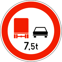 33/a. ábra r) Tehergépkocsival behajtani tilos (43.