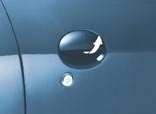 66 - A gépjármű nyitása és zárása AJTÓK Belülről történő reteszelés A reteszeléshez nyomjuk meg az A gombot. Az egyik első ajtó reteszelése lehetővé teszi az ajtók és a csomagtartó reteszelését.