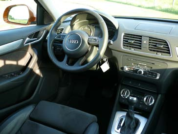 CompLex MAGAZIN A Q3 a klasszikus Audi dizájnt követi: kupészerű megjelenése páratlan a szabadidő-k között és egyben az sportos személyiségét is tükrözi.