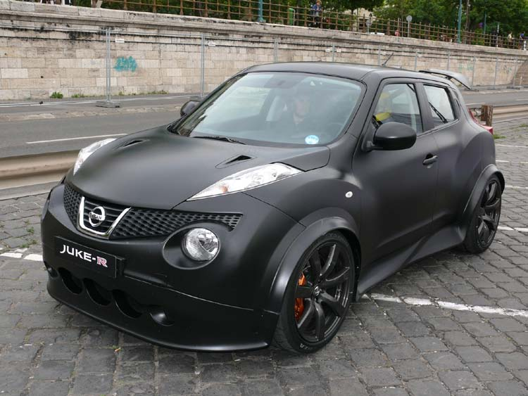 CompLex MAGAZIN Nissan Juke-R Tombolt a vadállat! Az Angliában készült Juke-R-t a vezető sport-specialista RML építette a Nissan Európai Műszaki Központja közreműködésével.