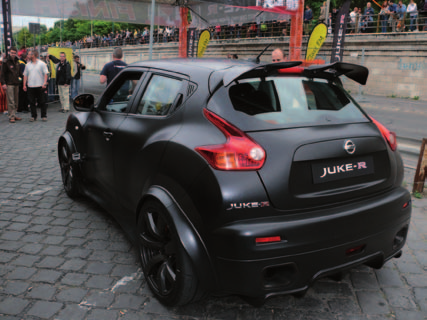 közúti tól elvárt minden kényelmi extrával rendelkezik. A Juke műszerfalába és a középső konzolba gondosan integrálták a GT-R kezelőfelületét.