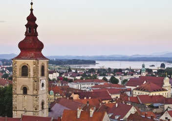 Márton-székesegyház, Mihály-kapu, az Országgyűlés épülete, Prímás Palota, Vigadó, Fő tér. Indulás Sopronból, Szombathelyről a kora reggeli órákban.