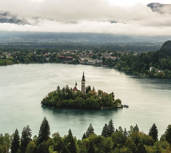 A várlátogatás után szabadprogram, amikor a híres bledi krémest is megkóstolhatják. Érdemes áthajózni (pletnázni) a tó kis szigetére, ahol az ősi kegytemplomot tekinthetik meg.