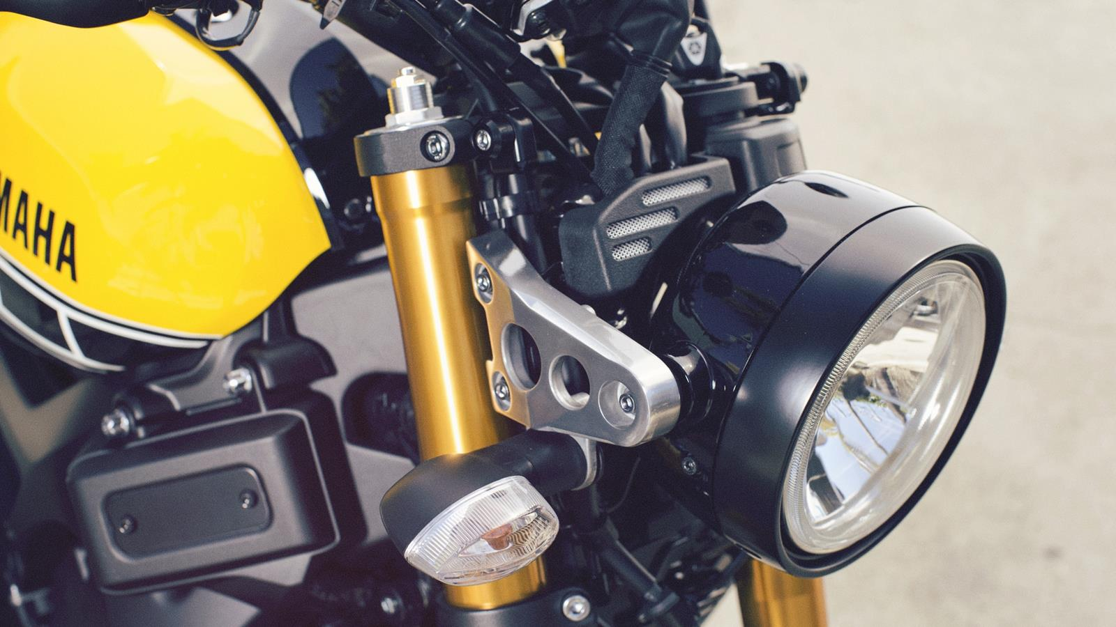 XSR900 Időt álló, letisztult tervezés, tisztelve a történelmi ikonokat Az XSR900 időtálló, letisztult tervezése tiszteleg a múlt ikonikus motorkerékpárjai előtt.