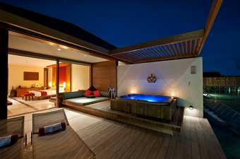Shower,Whirlpool,Air Conditioning,Day bed,80m² of oceanfront living space,bathterrace,idd phone,plasma TV,Tea, Coffee and