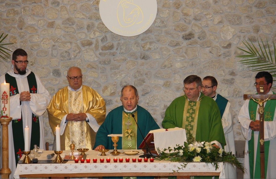 Balázsevics Péter Márk - keresztelte meg a 9 órás szentmise keretében.