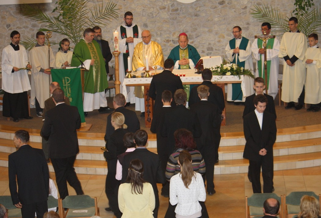 November 17-én - a szentmisék után - a Máltai Szeretetszolgálat munkatársai Erzsébet kenyeret