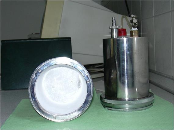 Szemcsés anyagok (ipari melléktermékek) radonemanációjának vizsgálata 5. 8.5. A mérésnél használt eszközök ismertetése Üvegampulla 1 literes Lucas-cella (8.3.