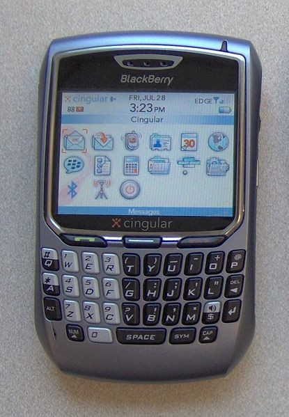 BlackBerry Kézi kommunikációs eszköz, képernyővel, billentyűzettel, e-mail és WAP kezelésre. Általában e-mail bárhol funkcionalitásban használják.