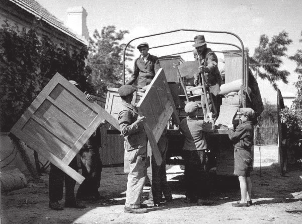 Fábry Zoltán nyilatkozata Esterházy János halálos ítéletéről, 1947. október 5. Megrendülten, tehetetlenül és szívütötten állunk az ítélet előtt. Az igazság újra csatát vesztett Szlovákiában.