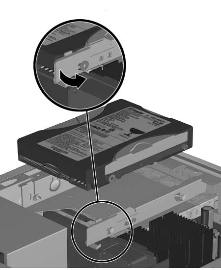 Az elsődleges merevlemez-meghajtó 3,5 méretű, és a számítógép jobb oldalán, a MultiBay rekesz fölött helyezkedik el. 1.