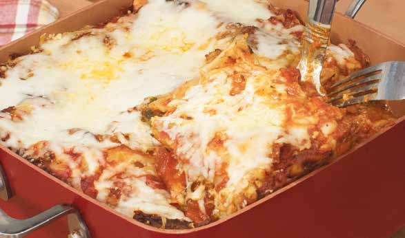 KLASSZIKUS LASAGNE 250 g darált marhahús 250 g szalámi szeletelve 2 tk tört fokhagyma 1200 ml marinara szósz (kész paradicsomszósz) 450 g ricotta 1 tojás 1 tk oregánó 250 g reszelt mozzarella 250 g