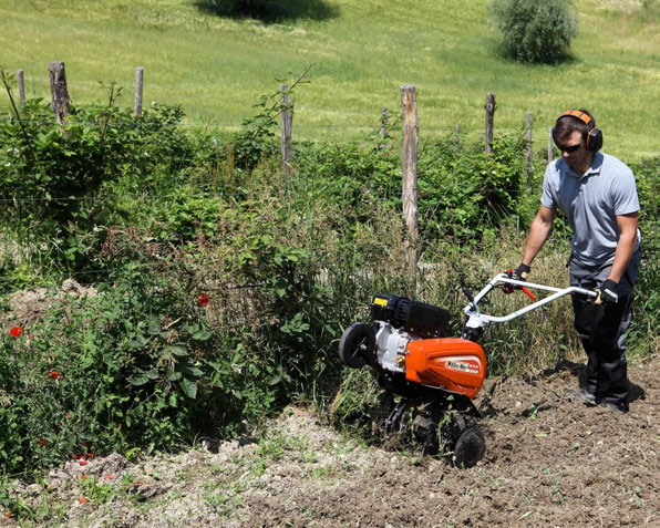 Motoros kapák Segítség a választáshoz és a karbantartáshoz Útmutató a motoros kapa kiválasztásához A robusztus és megbízható, könnyen kezelhető és egyszerűen használható motoros kapák feladata, hogy