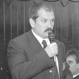 Rákossy Botond, a romániai szakmai főhatóság nemrég kinevezett vezérigazgató-helyettese most a barikád túlsó oldalán van, a romániai kataszter fejlesztéséről tart előadást Vilics Szilvia a jelenkori