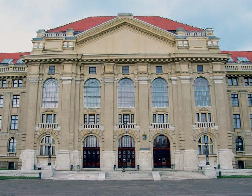 Debrecenben a megváltozott ipari háttér (a Biogal privatizációja) és az egyetem oktatási finanszírozásának megváltozott körülményei felvetetették a gyógyszerészek oktatásának bevezetését.